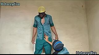 Tytön kermainen karvainen pillu lyödään luokkatoverin toimesta äidin lähellä