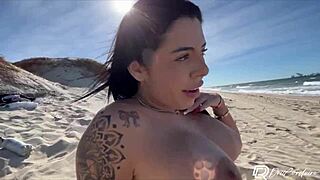 العاهرة الساخنة تنيك خارجياً عارياً بعد التقاطها من الشاطئ فيديو هواة