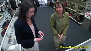 簡単お客が毛むくじゃらマンコ現金でバン