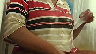 Milf Ebony Basah Kuyup di Shower Berpakaian Main-main