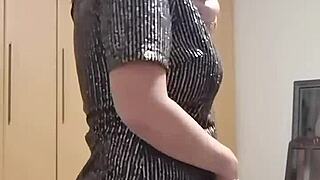 Hey, schau zu, wie ich mich komplett nackt ausziehe für dich!