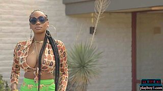 Riesige Ebony-Titten zur Schau gestellt