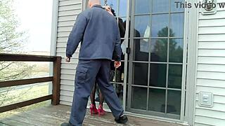 Ženina ekstremna wedgie v mini krilu z raztrganimi hlačkami