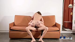 Linda jovem morena fodendo o pau do Victor Bloom