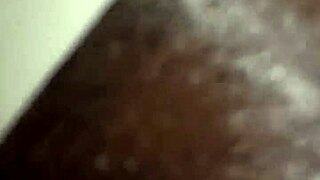 Min väns fru sprider sin håriga ebony-röv på sängen. Vad är hennes hemlighet?