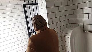 NZ MILF-Schlampe blitzt und strippt in öffentlichen Toiletten auf Befehl ihres Meisters