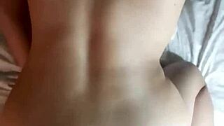 Оставям приятеля ми да ми даде вкусен анален кеф