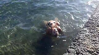 מילף מתגרה עם גוף ממתק בחוף ציבורי