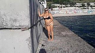 Yo, tengok susu besar basah hisap mainan di tempat awam