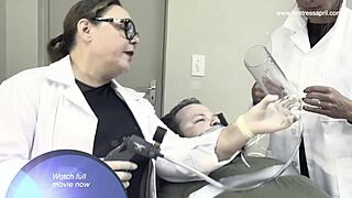 Мисс Эйприл доминирует в анале как уролог