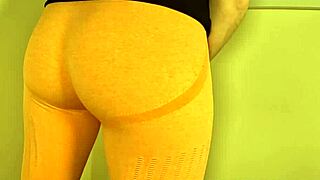 타이트한 오렌지 레깅스에서 카멜토 티징, 야하게 보여