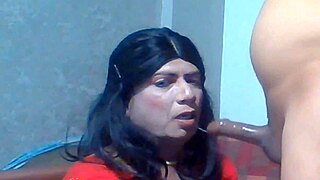 परिपक्व शीमेल बी गहरी डीपथ्रोट करती है! क्या वाइल्ड शो है!