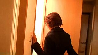 ครูสาวต่อสู้กับของเล่นเย็ด Denma ในศึกสุดดุเดือด!