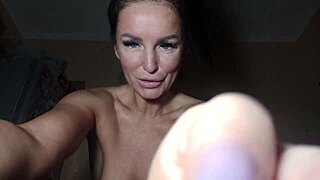 Горячая MILF доминирует с писсингом и фейсрайдингом