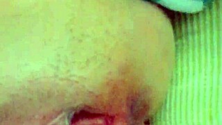 Kurba žena piša in se useda na obraz pred jebanjem