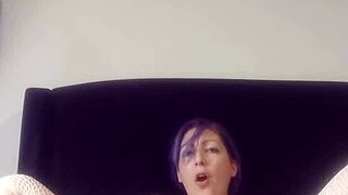 Video spogliarello ballando in camicia da notte fino a nuda