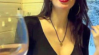 Вау! Горячая жена изменяет на свидании в ресторане со спермой на сиськах!