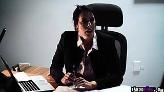 Scharfe reife Frau stößt zu heißem lesbischen Dreier mit Teen 18+ Babes.