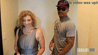 Nagy mellű milf Sara Jayt keményen döngeti a fekete király Noire intenzív menetben