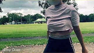 Ουάου! Μιλφ χωρίς σουτιέν τρελαίνεται δημόσια με κοντή φούστα και χωρίς εσώρουχα παίζοντας μπάσκετ!