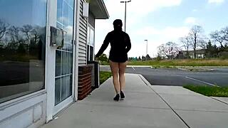 Дерзкая эксгибиционистка-жена ходит без трусов в общественном месте