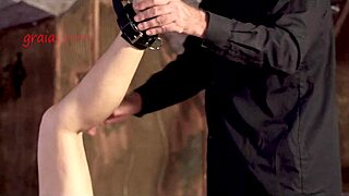 Blond nieśmiała MILF smakuje stopy w bólu