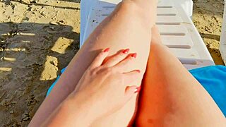 Kan niet stoppen met staren naar mijn geile roodharige stiefmoeder die zichzelf aanraakt op het strand