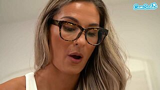 Hot MILF Madison Brite dapat urut seks erotik di Camsoda.