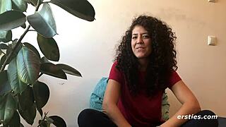 Mary kiusoittelee ajeltua pilluaan hitailla sormilla