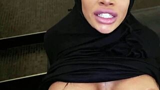 Yo, Arabische Victoria June's lippen zijn gemaakt om grote lullen te zuigen in POV! 😍