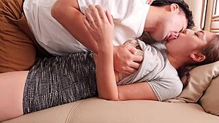 美しい母親と激しいキス、蒸し暑い日本のシーンで純粋な情熱が展開！