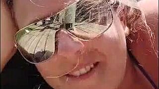 Mijn slet draagt duct tape bikini tijdens zonnebaden op strand. Ze is puur vuur!