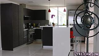 Prečo je táto lesbická MILF posadnutá lízaním zadku?