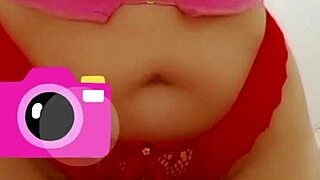 Plavolaska v spodnjem perilu vzame divji anal z velikim črnim kurcem