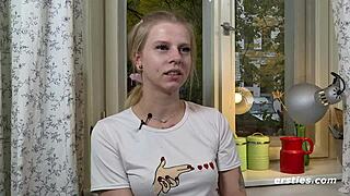 Pixie tachină cu plug anal în formă de inimă