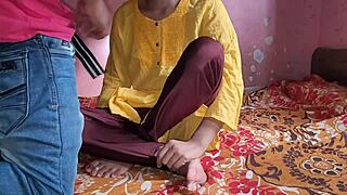 कविता भाभी रैंच पर लवर के साथ नॉटी हो जाती है