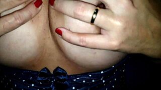 Lerares Karina schudt grote natuurlijke tieten voor Lucas