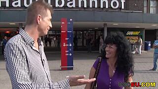 Γερμανίδα ώριμη μαζεύεται για εξωτερική δημόσια διασκέδαση