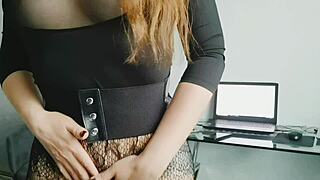 Γιατί με καλεί η καυτή θετή μητέρα μου για πορνό βιντεοκλήσεις;