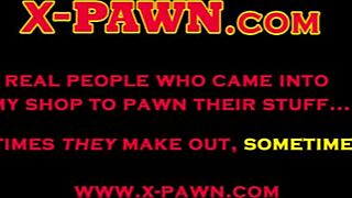 MILF bollente vende le sue cose e si fa scopare in POV con telecamera nascosta