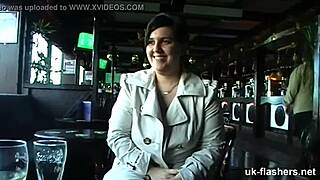 Grasă britanică se masturbează sălbatic în bar public!