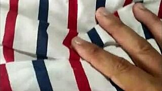 Dvignem obleko moji sosedinji v kuhinji