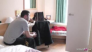 Mai visto una MILF tedesca lavorare come puttana d'hotel con un giovane stallone 18+?