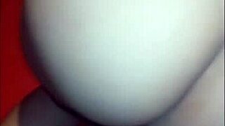 27-vuotias nainen leikkii perseellään