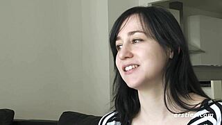 Brooklyn脱衣用性感曲线挑逗