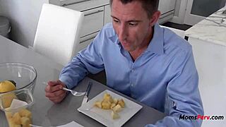 největší plíživá nevlastní máma cucá synovi přímo u manžela