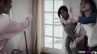 Üvey Anne Erkek Arkadaşını Lezbiyen Kızının Onu Emmesine İkna Ediyor