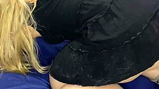 Patronumun kıvrımlı karısı sarhoş oldu ve yurduma geldi