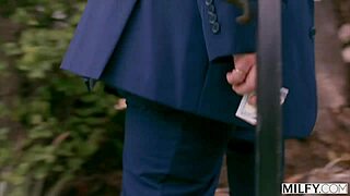 jag är splittrad när jag ser MILF Holly bedra med en ung 18+ kille