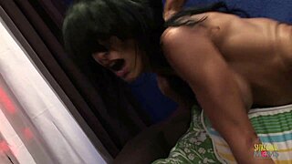 高跟鞋熟女露出大奶子吞下大鸡巴